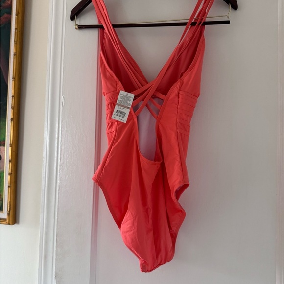 La Blanca Island Goddess Tummy-Control Strappy One-Piece Swimsuit - Picture 6 of 15